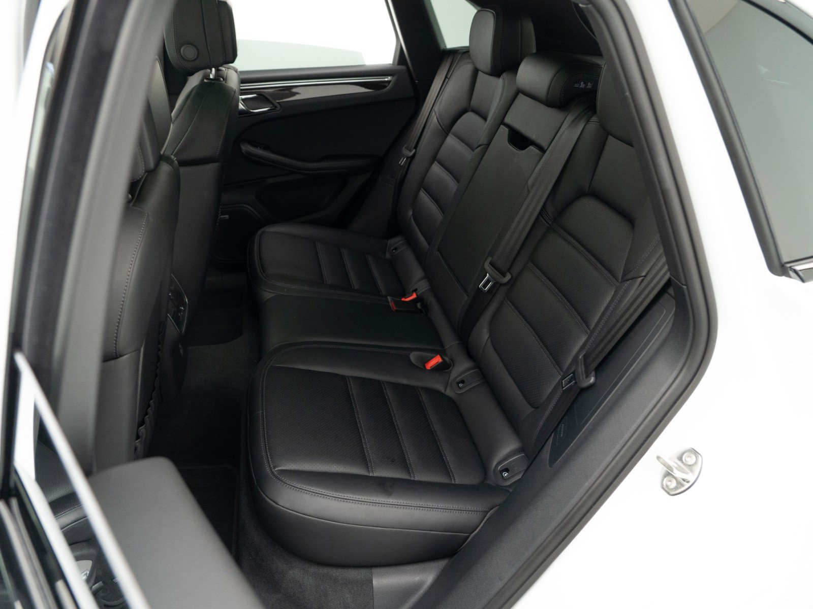 Certified 2025 Porsche Macan AWD/4WD image 28
