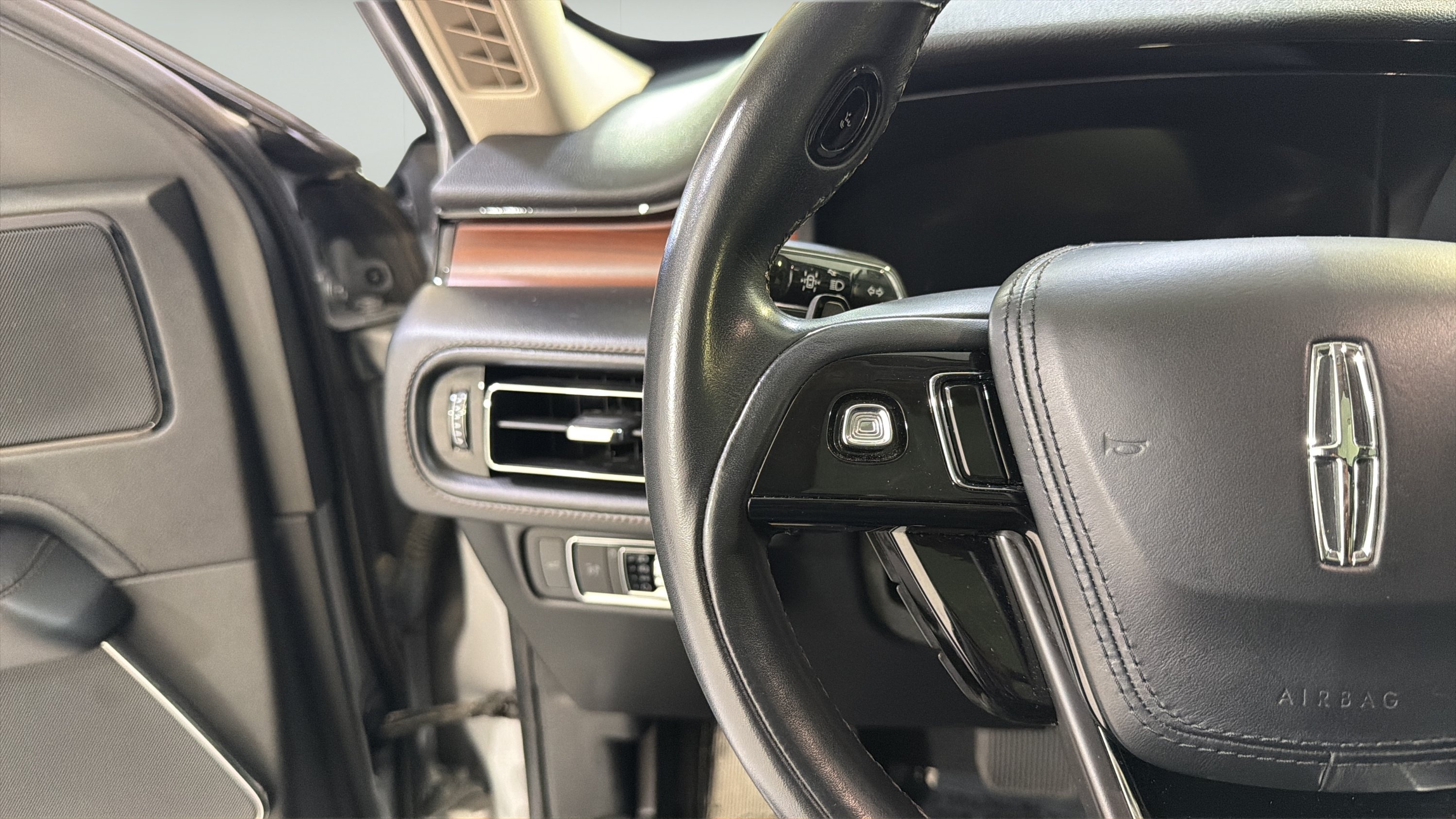 Used 2023 Lincoln Aviator Reserve RWD image 14