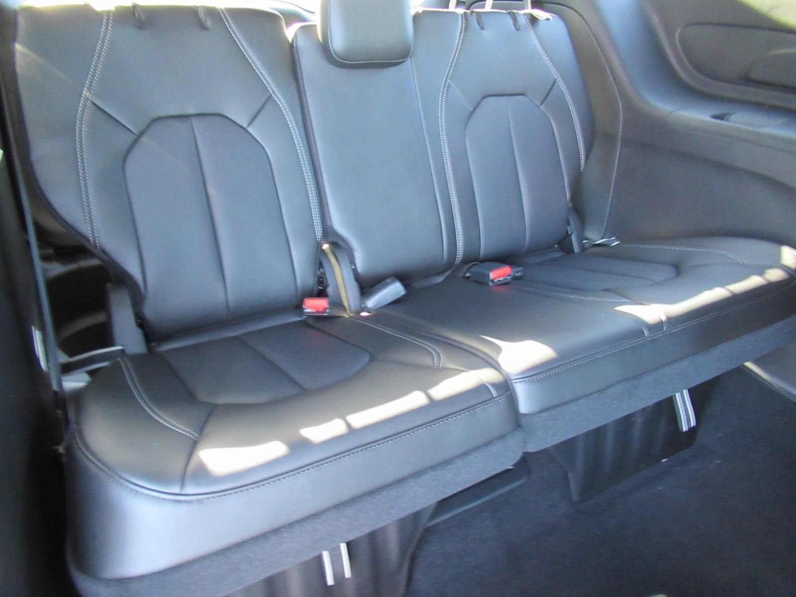 New 2027 Chrysler Pacifica Select FWD image 30