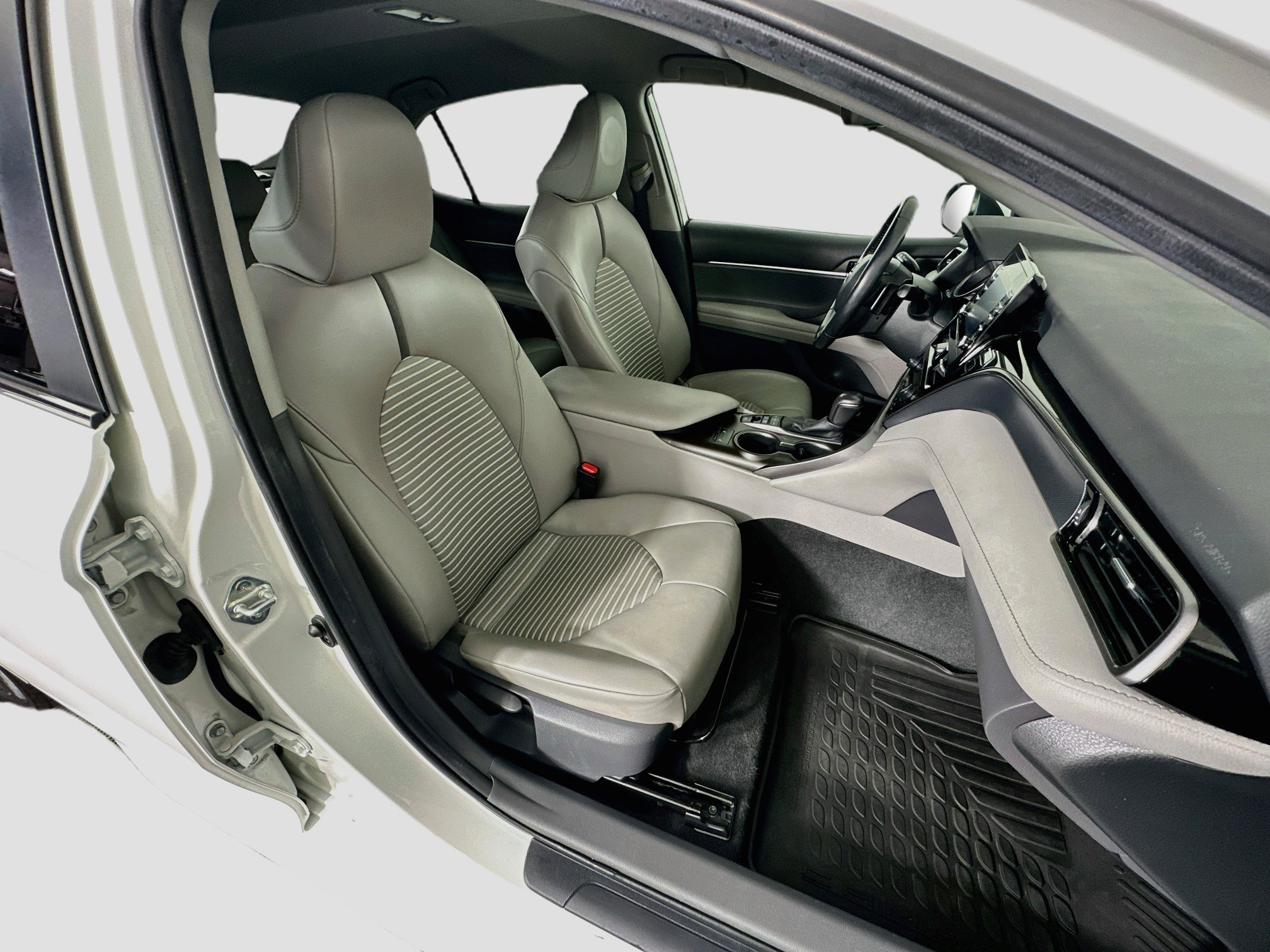 Used 2021 Toyota Camry SE w/ Cold Weather Package FWD image 30