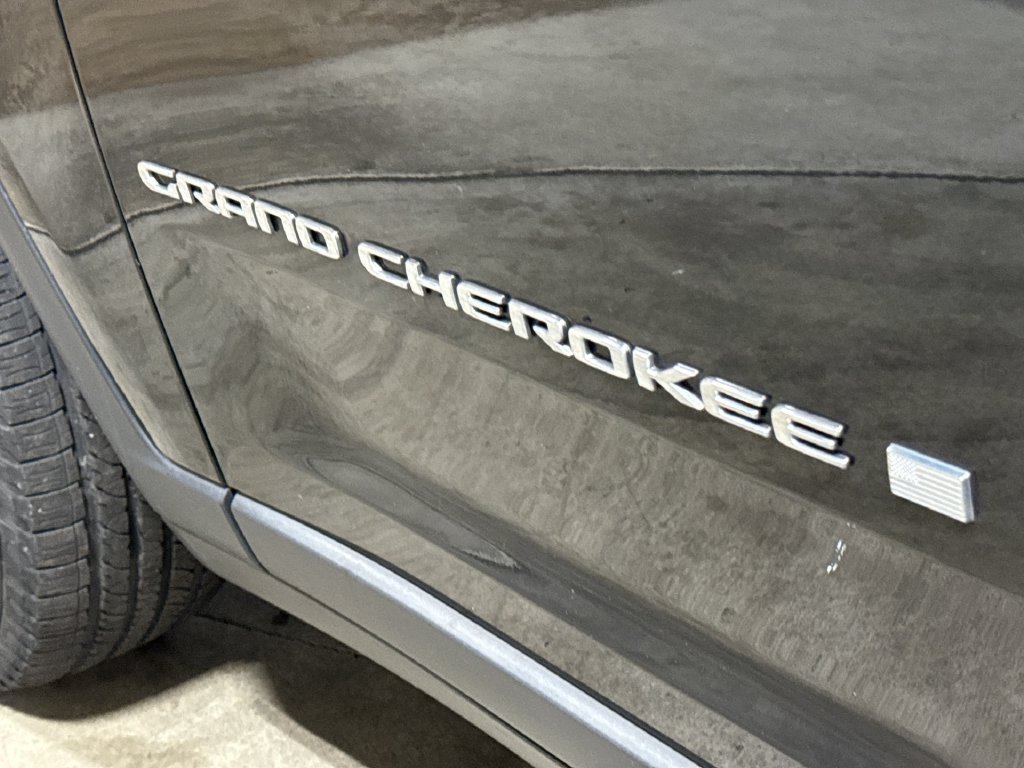 Used 2023 Jeep Grand Cherokee Laredo w/ Luxury Tech Group I AWD/4WD image 26