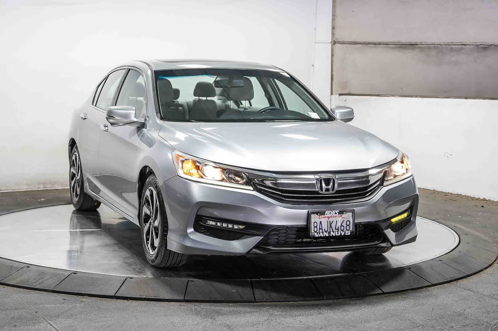 Used 2017 Honda Accord EX image 2