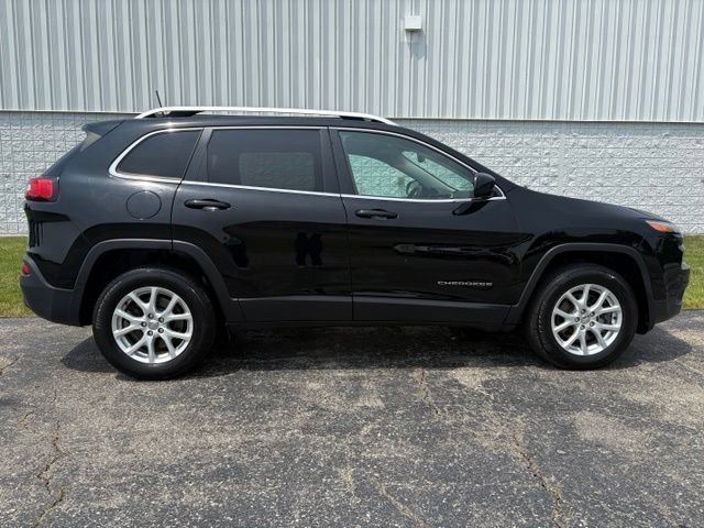 Used 2017 Jeep Cherokee Latitude w/ Cold Weather Group AWD/4WD image 18