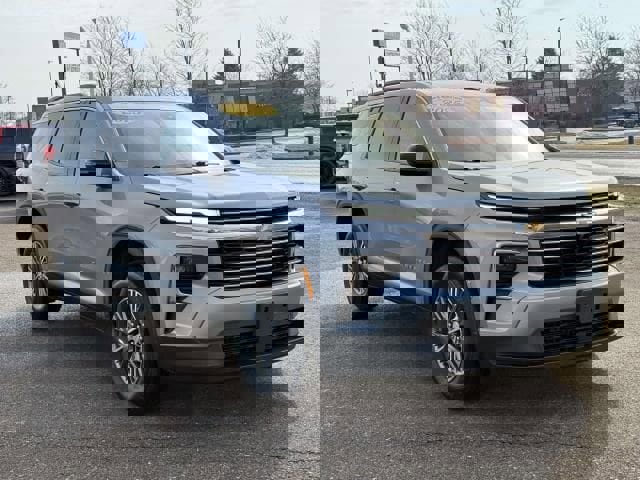 Used 2025 Chevrolet Traverse LT image 4