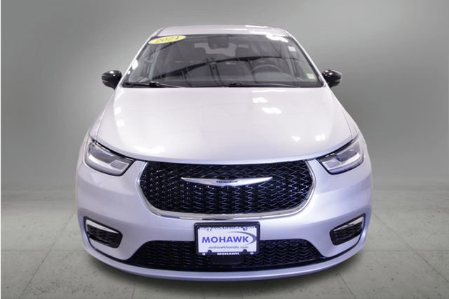 Used 2024 Chrysler Pacifica Touring-L image 9