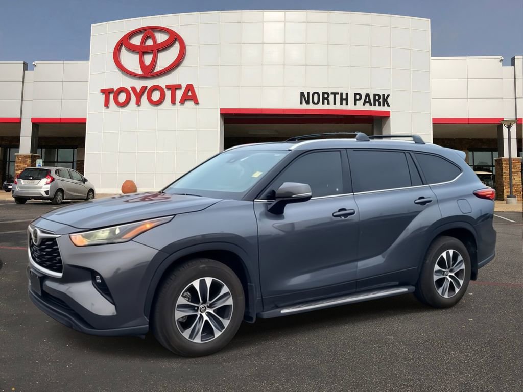 Certified 2024 Toyota Highlander XLE FWD image 1