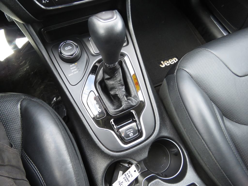Used 2019 Jeep Cherokee Limited AWD/4WD image 24