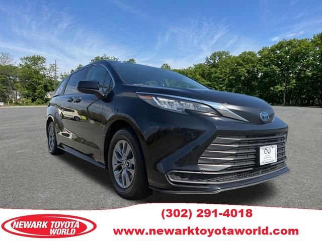 Used 2023 Toyota Sienna LE AWD/4WD image 1