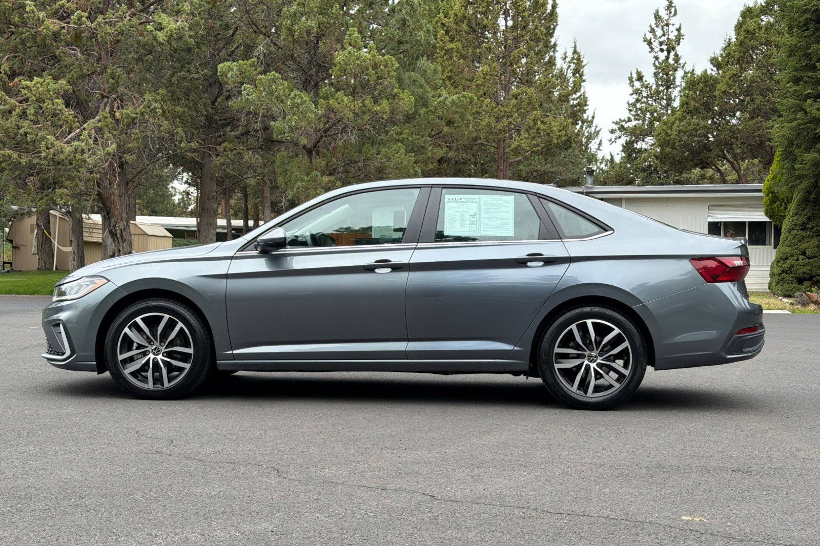 Used 2025 Volkswagen Jetta SE FWD image 7