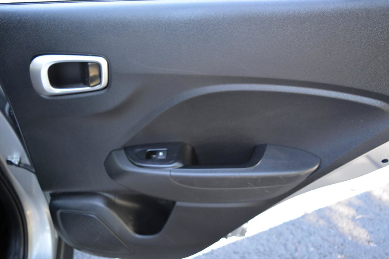 Used 2021 Hyundai Venue SE FWD image 14