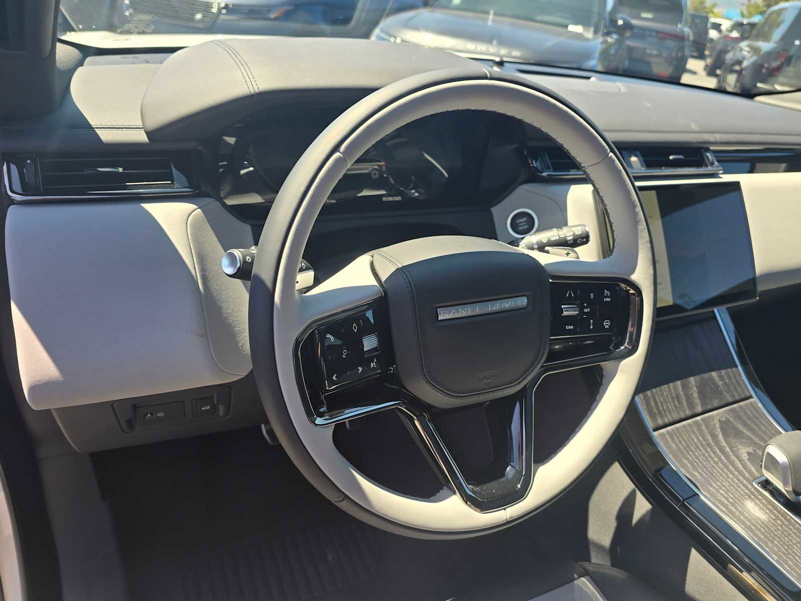 New 2026 Land Rover Range Rover Velar Dynamic SE image 25
