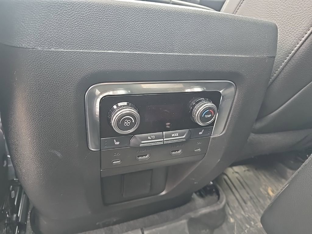 Used 2025 GMC Yukon XL Denali w/ Denali Reserve Package image 18
