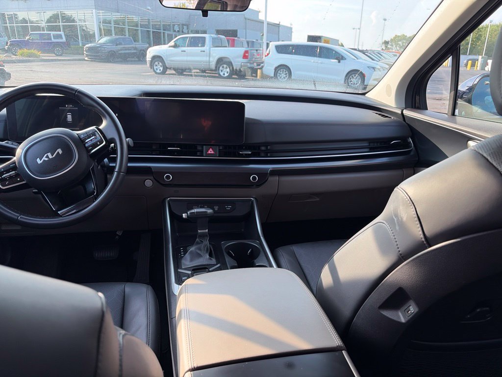 Used 2025 Kia Carnival FWD image 15