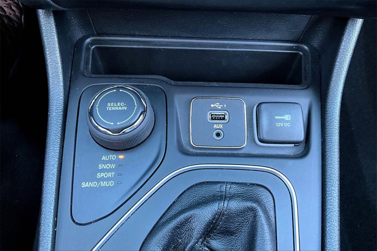 Certified 2022 Jeep Cherokee Latitude Lux w/ Sun & Sound Group image 16