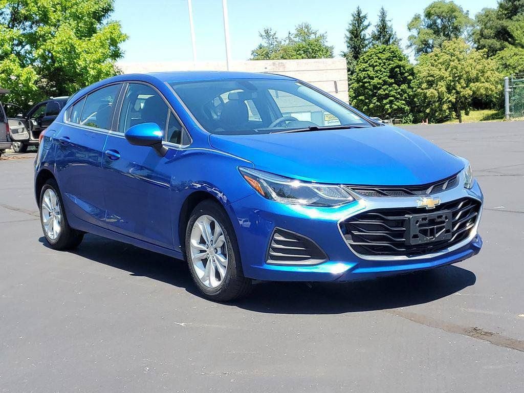 Used 2019 Chevrolet Cruze LT w/ Sun And Sound Package FWD image 2