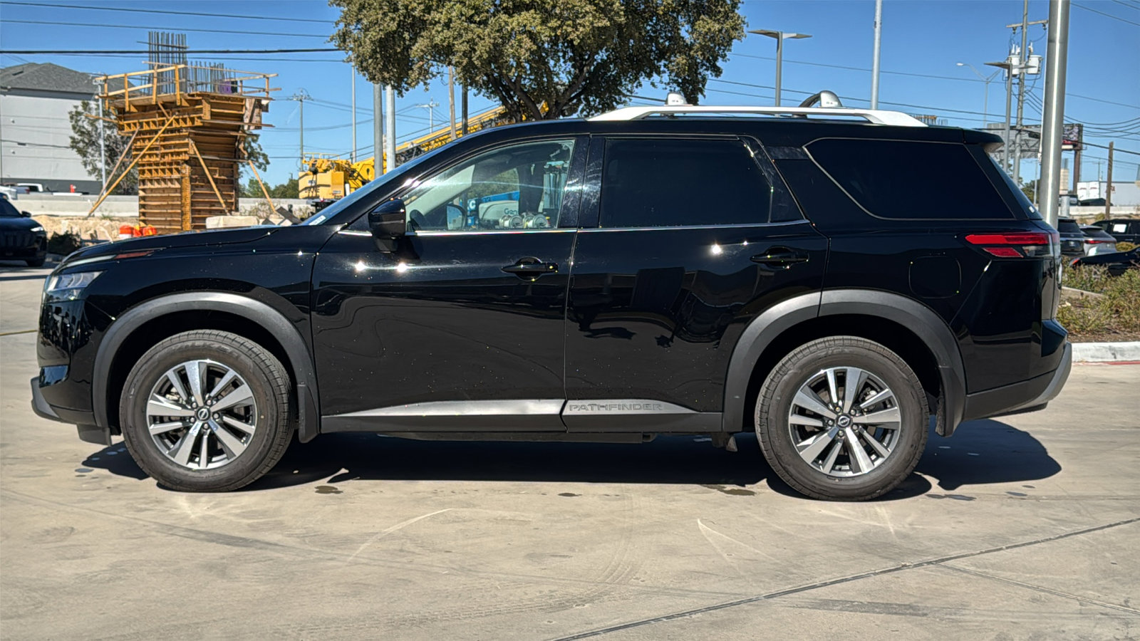Used 2023 Nissan Pathfinder SL w/ Black Appearance Package image 4