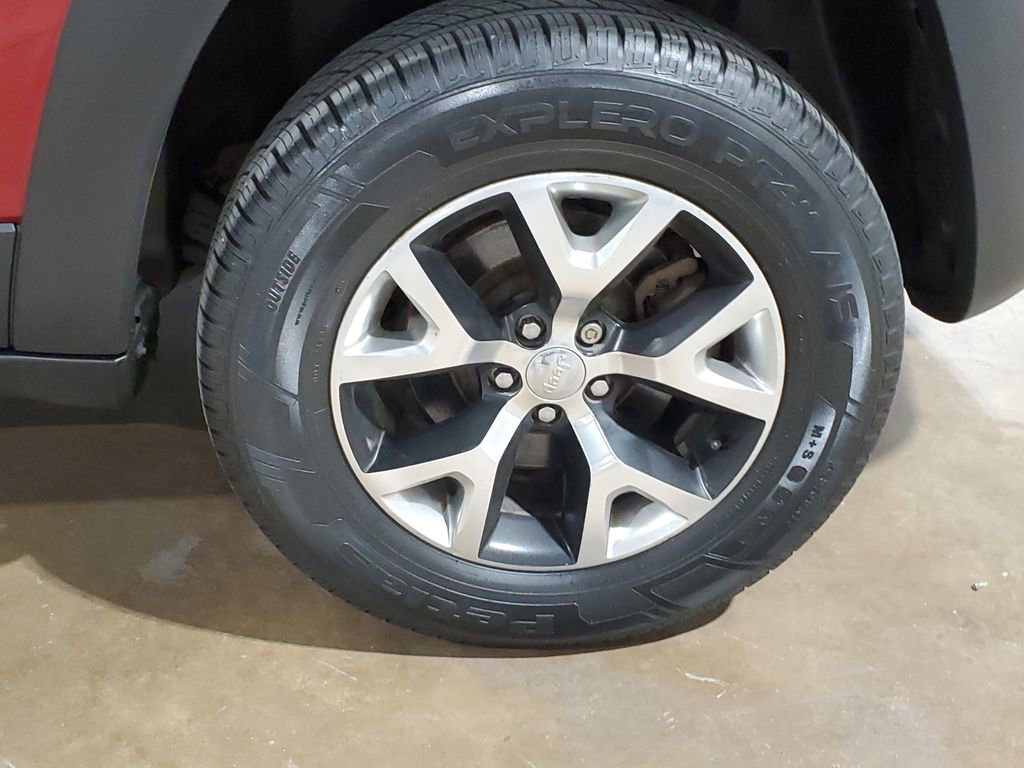 Used 2015 Jeep Cherokee Trailhawk w/ Comfort/Convenience Group image 44