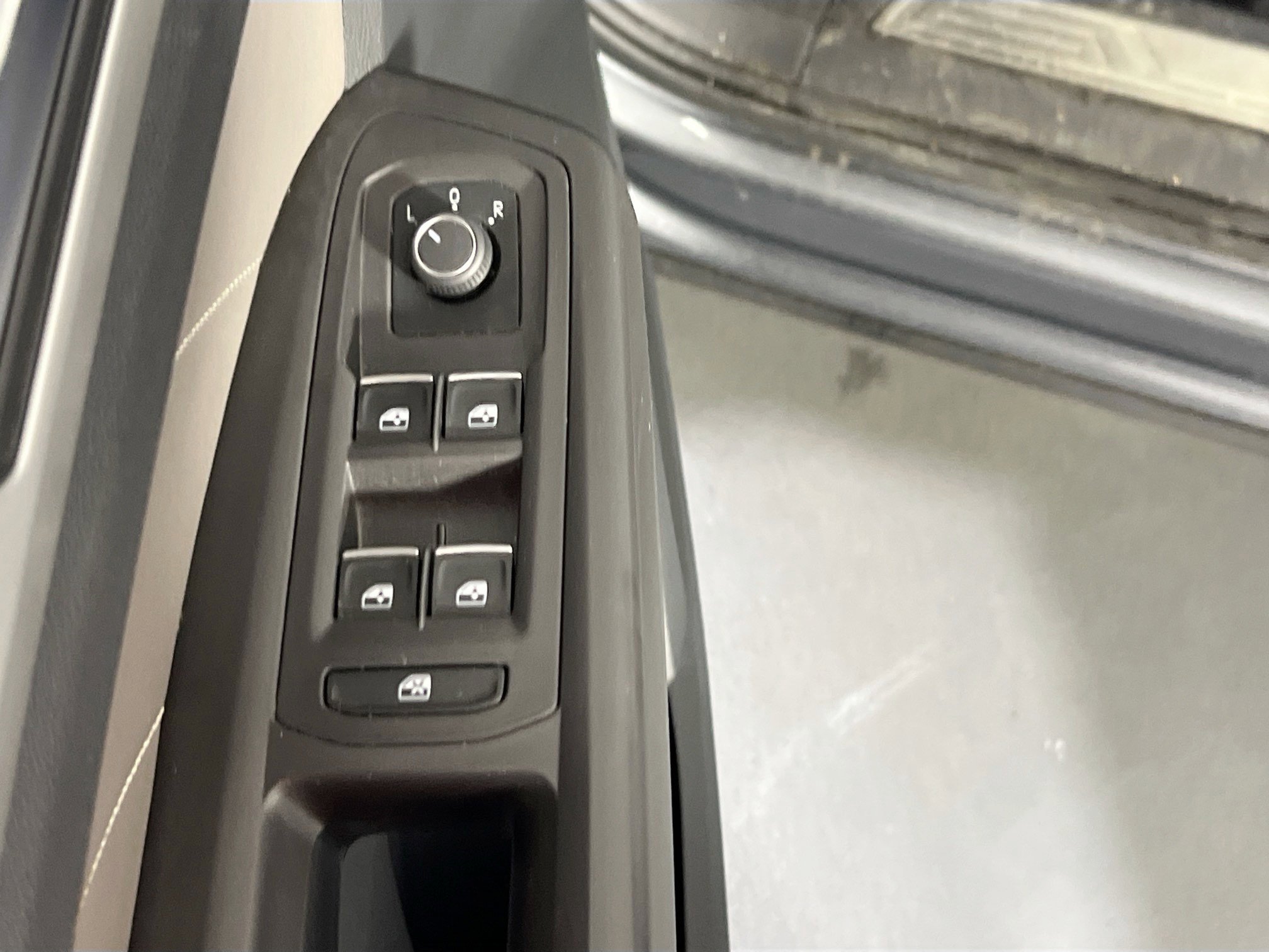 Used 2022 Volkswagen Atlas SEL R-Line image 18