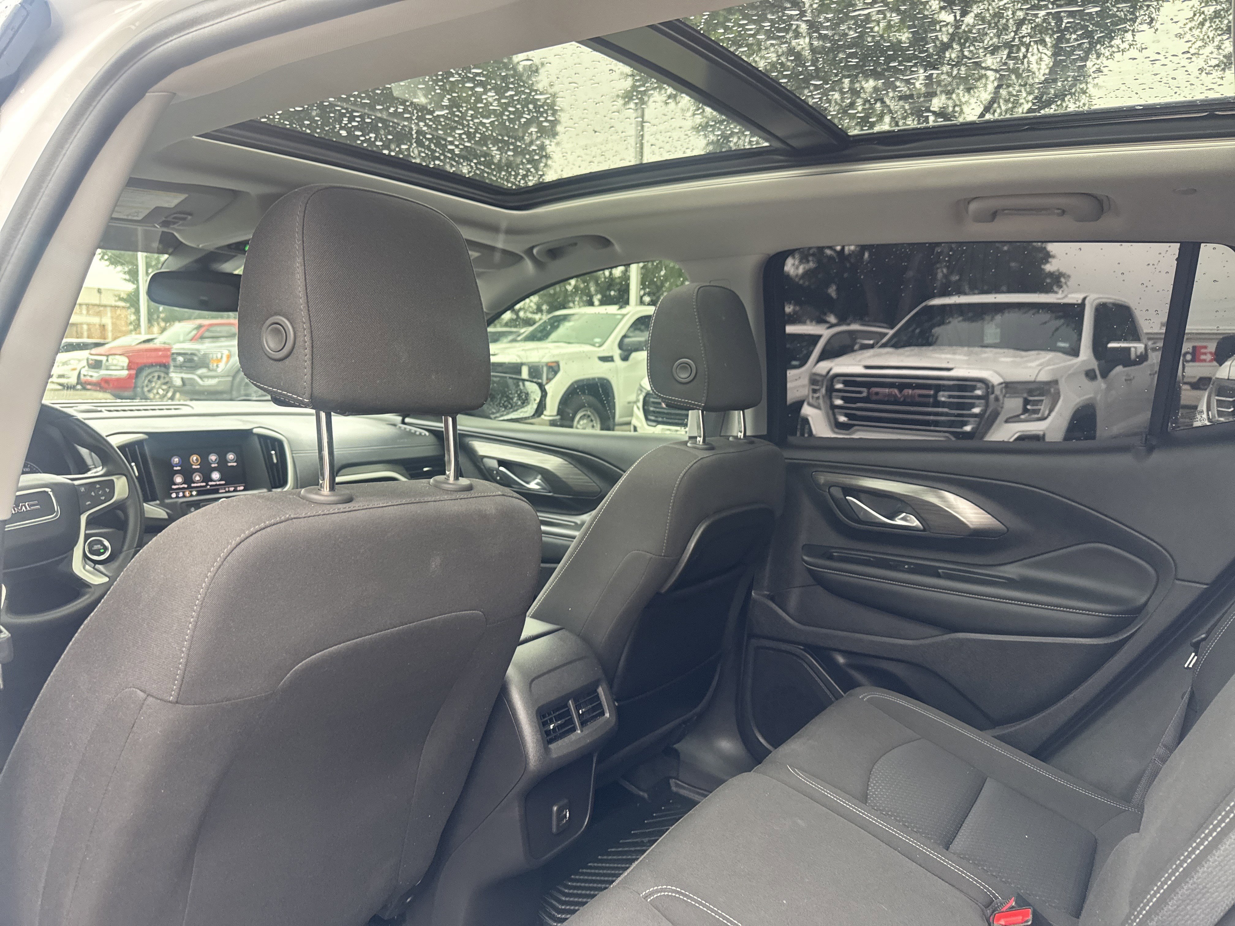 Used 2024 GMC Terrain SLE w/ Driver Convenience Package FWD image 10