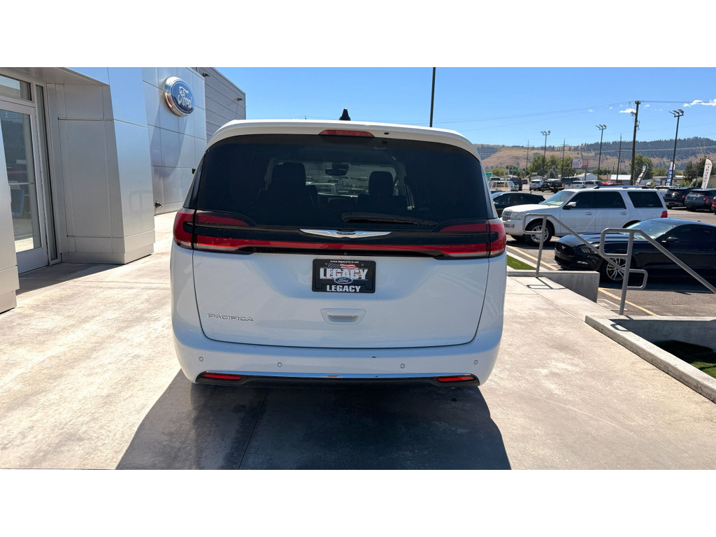 Used 2023 Chrysler Pacifica Touring-L FWD image 6