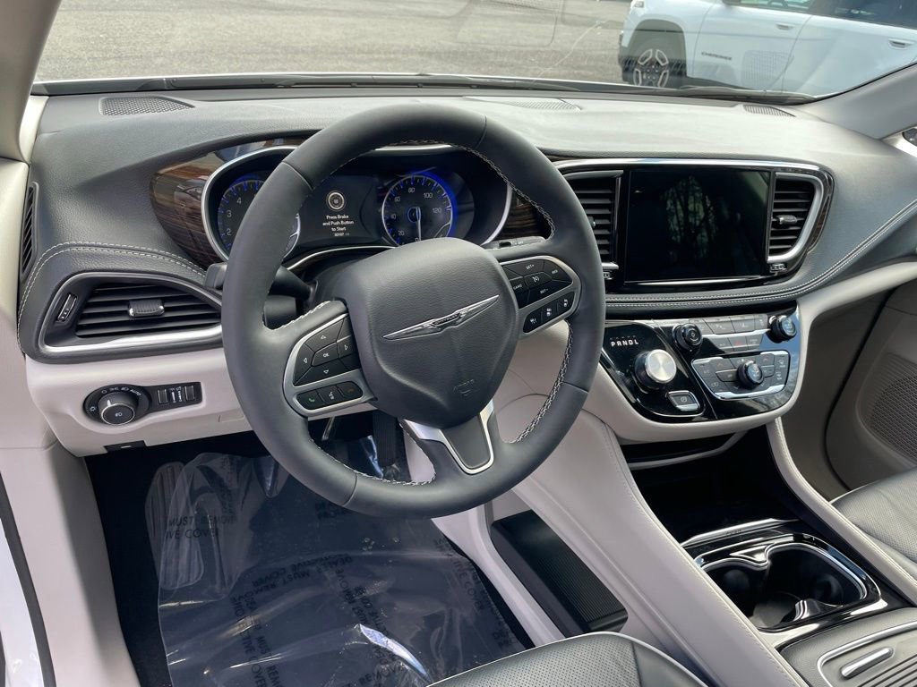 Used 2024 Chrysler Pacifica Limited image 10