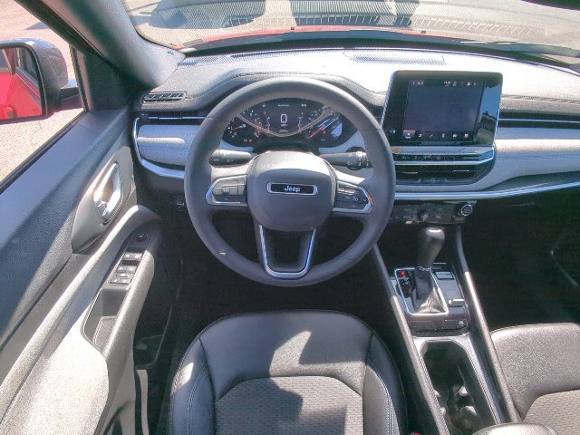 Used 2025 Jeep Compass Latitude AWD/4WD image 7