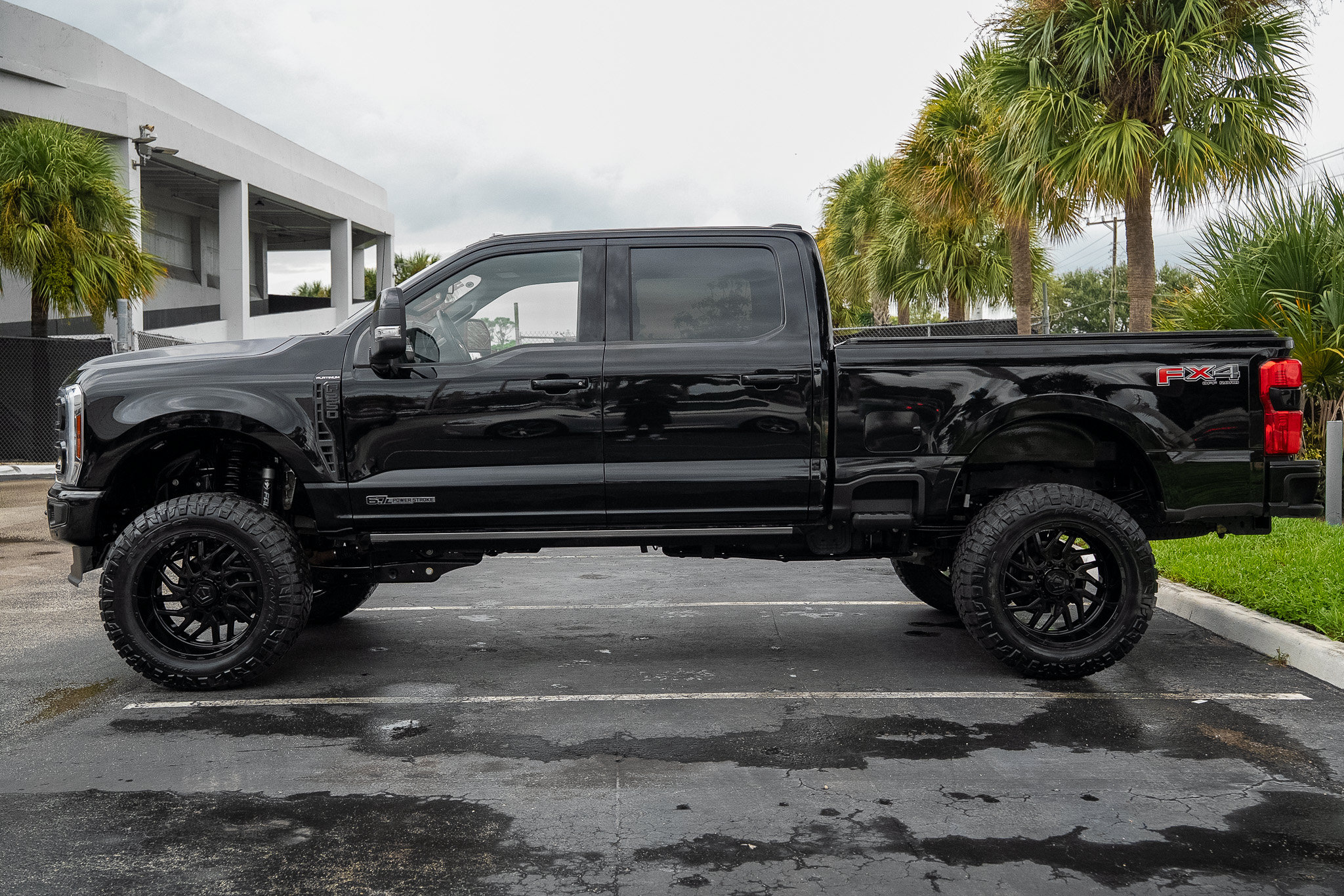 Used 2025 Ford F250 Platinum w/ FX4 Off-Road Package AWD/4WD image 11
