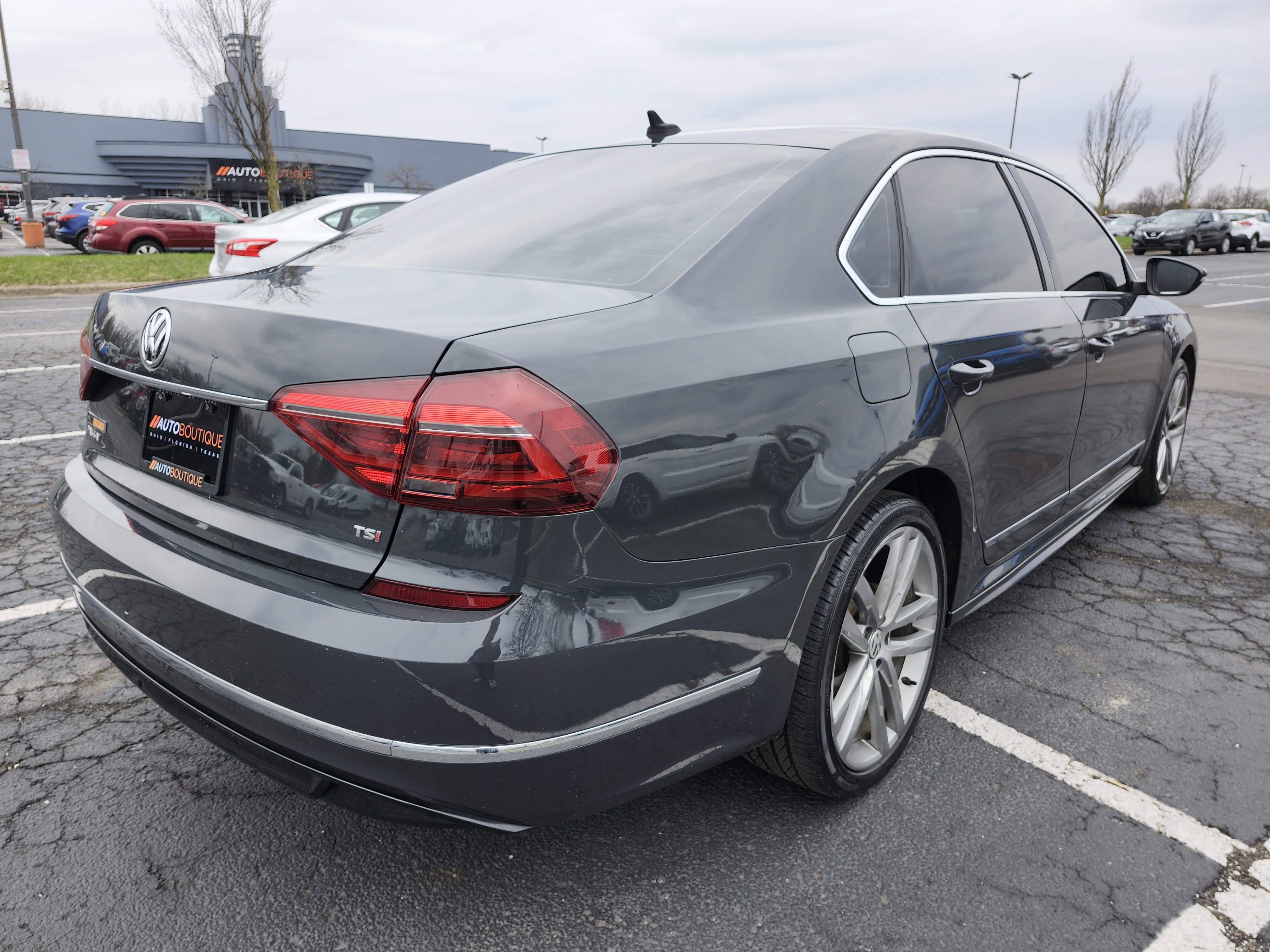 Used 2017 Volkswagen Passat 1.8T R-Line w/ R-Line Lighting Package image 15