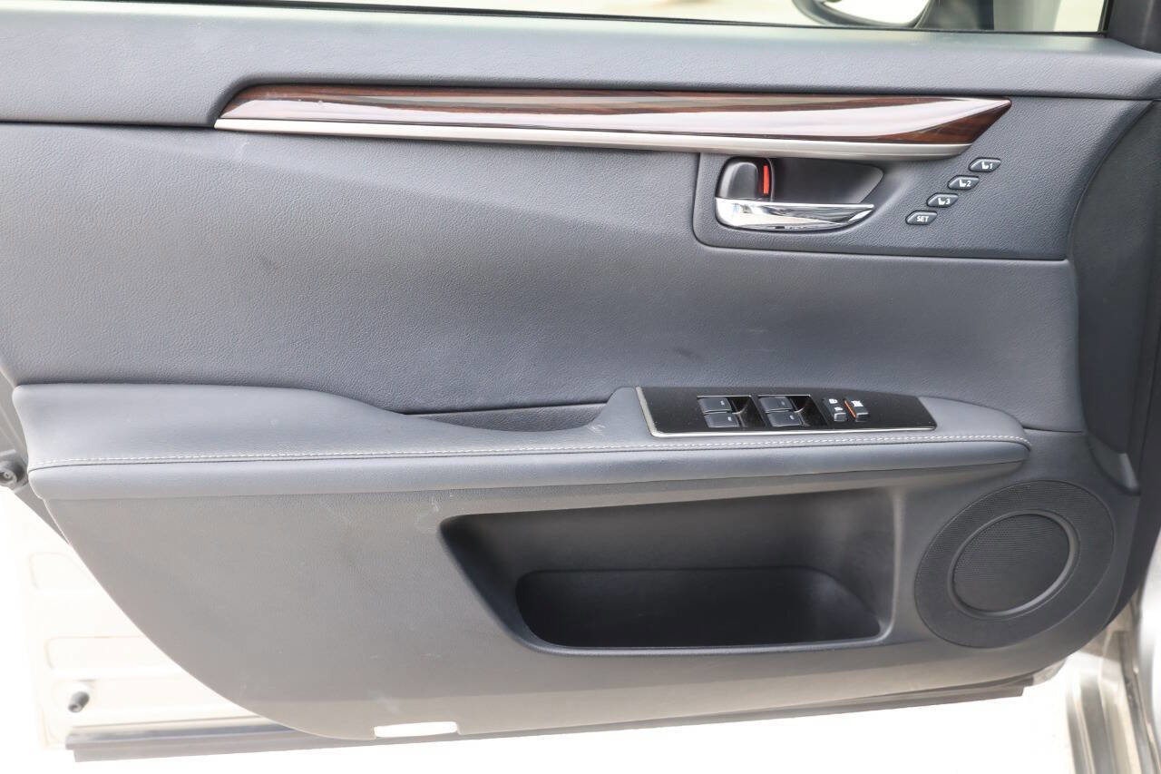 Used 2018 Lexus ES 300h w/ Navigation Package FWD image 12