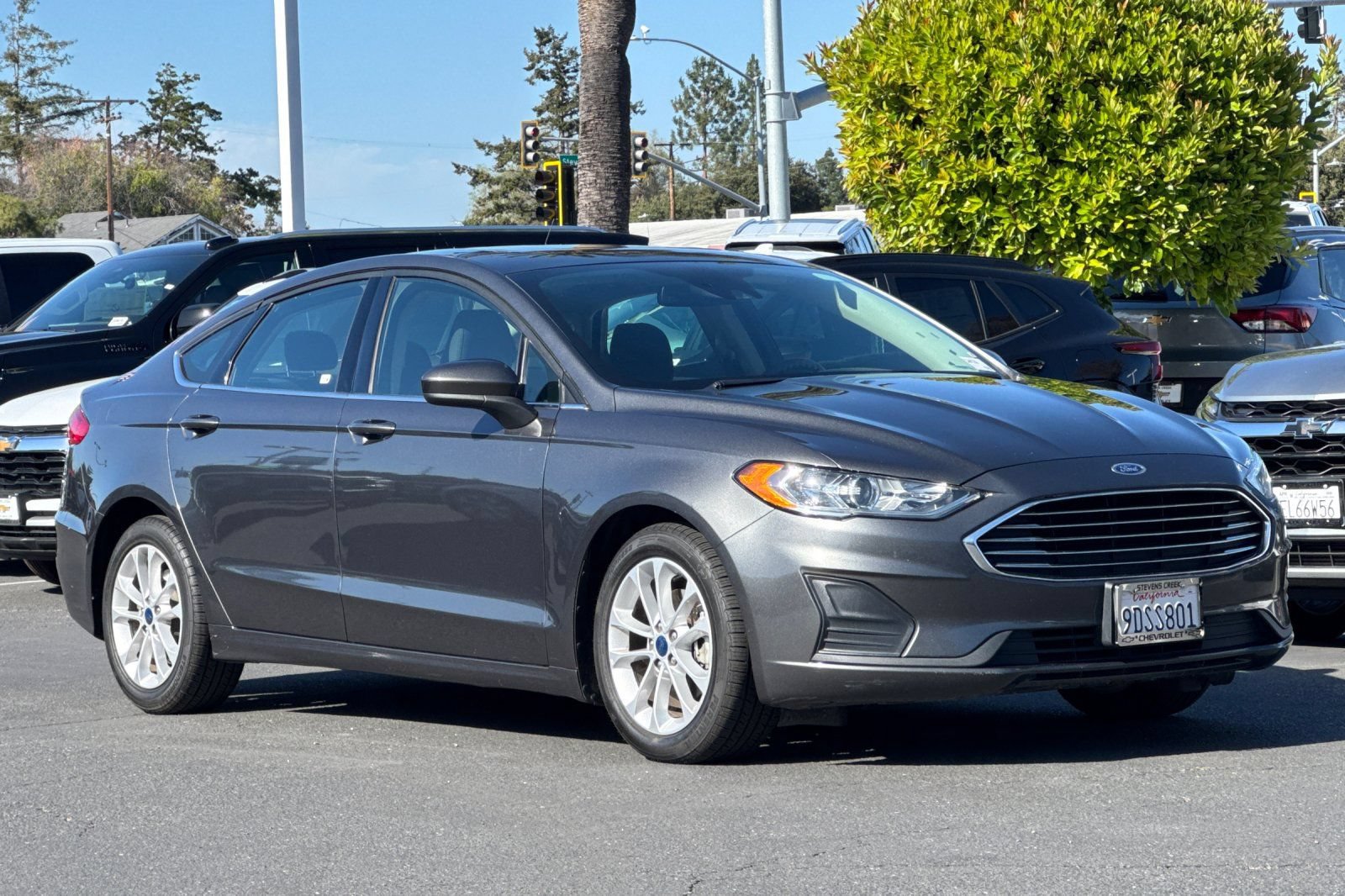 Used 2020 Ford Fusion SE FWD image 2