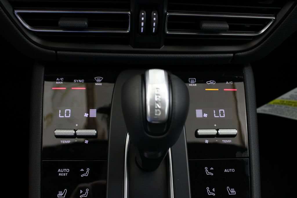 Certified 2025 Porsche Macan AWD/4WD image 34