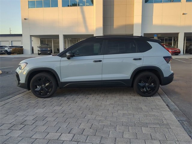 Certified 2025 Volkswagen Taos SE image 6