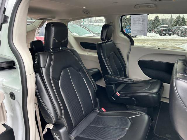 Certified 2023 Chrysler Pacifica Touring-L image 21