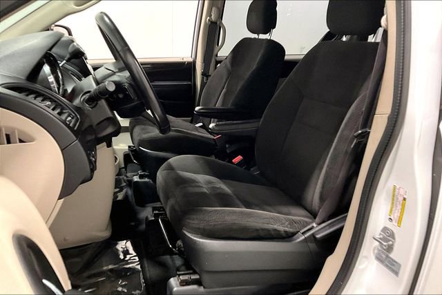 Used 2017 Dodge Grand Caravan SE w/ UConnect Hands-Free Group image 22