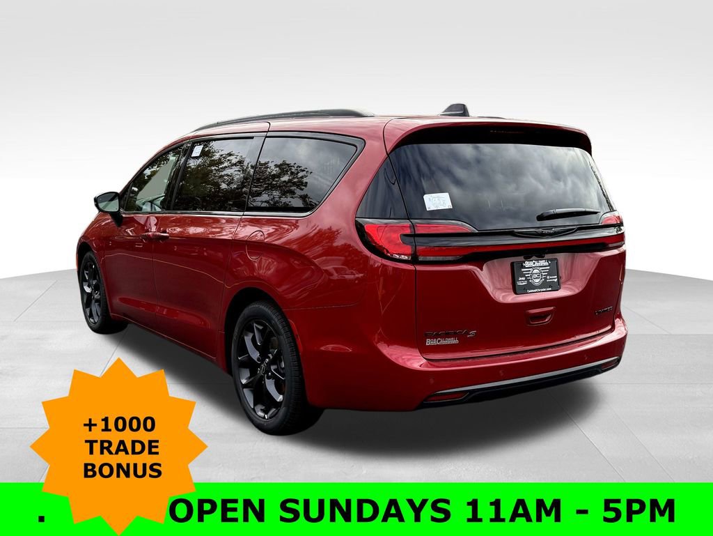 New 2026 Chrysler Pacifica Limited w/ Uconnect Theater Family Group image 5