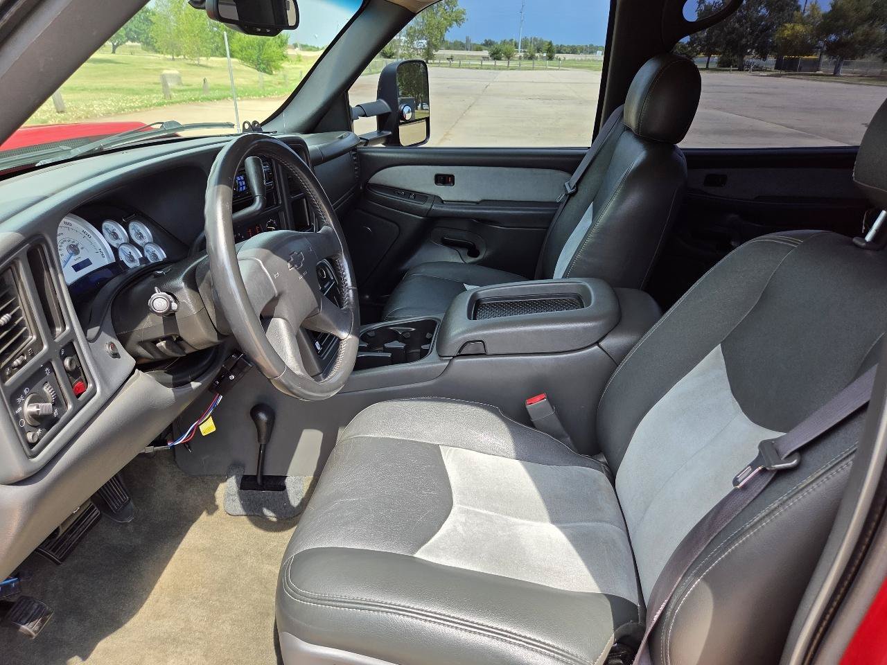 Used 2005 Chevrolet Silverado 3500 LS w/ Heavy-Duty Power Package AWD/4WD image 11