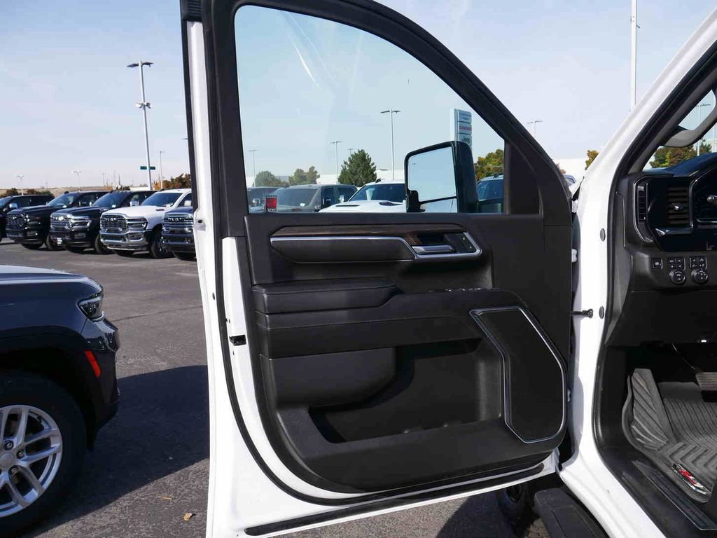 Used 2025 Chevrolet Silverado 3500 LT image 31