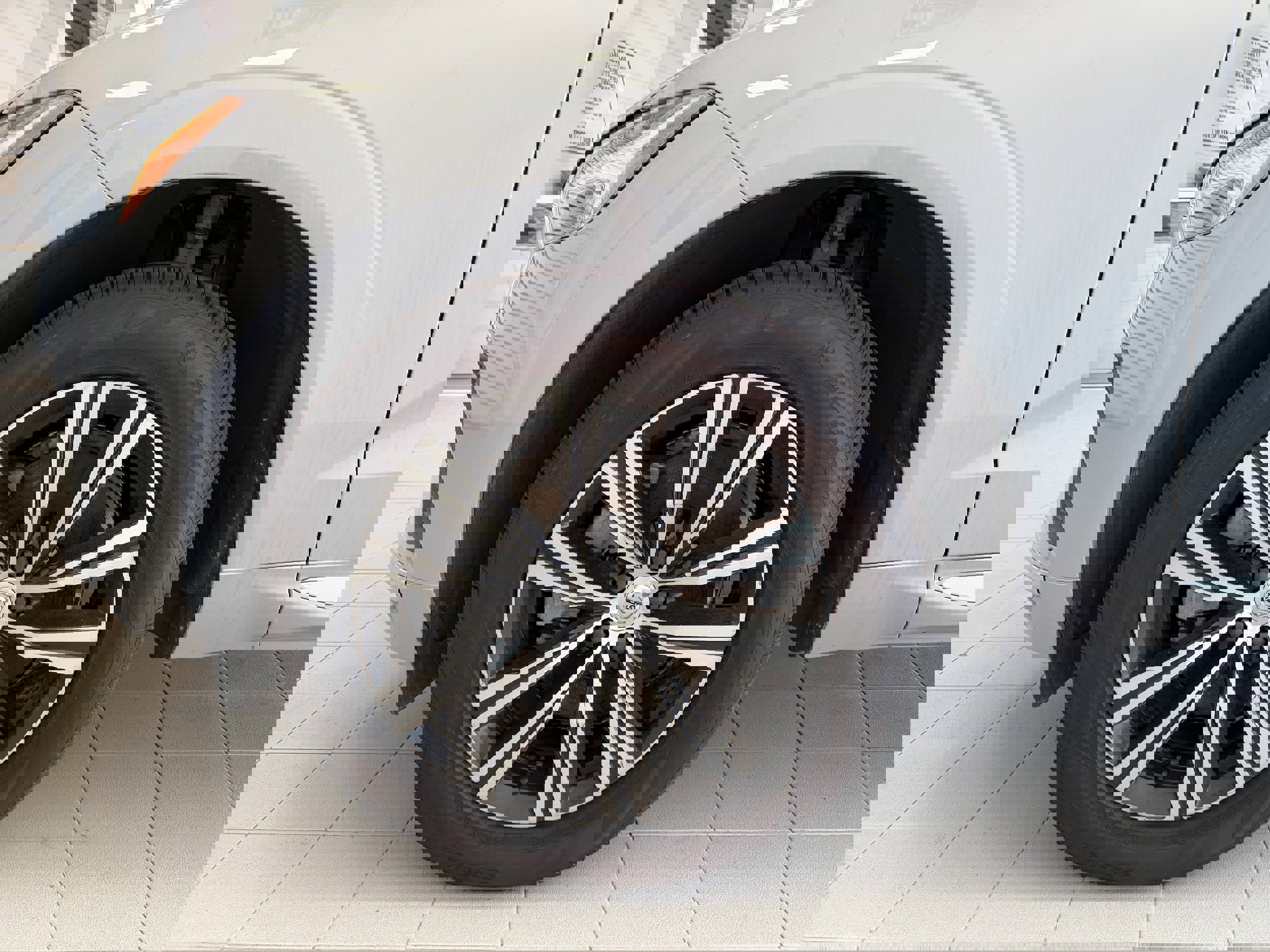 Certified 2022 Volvo XC60 B6 Inscription w/ Climate Package image 8