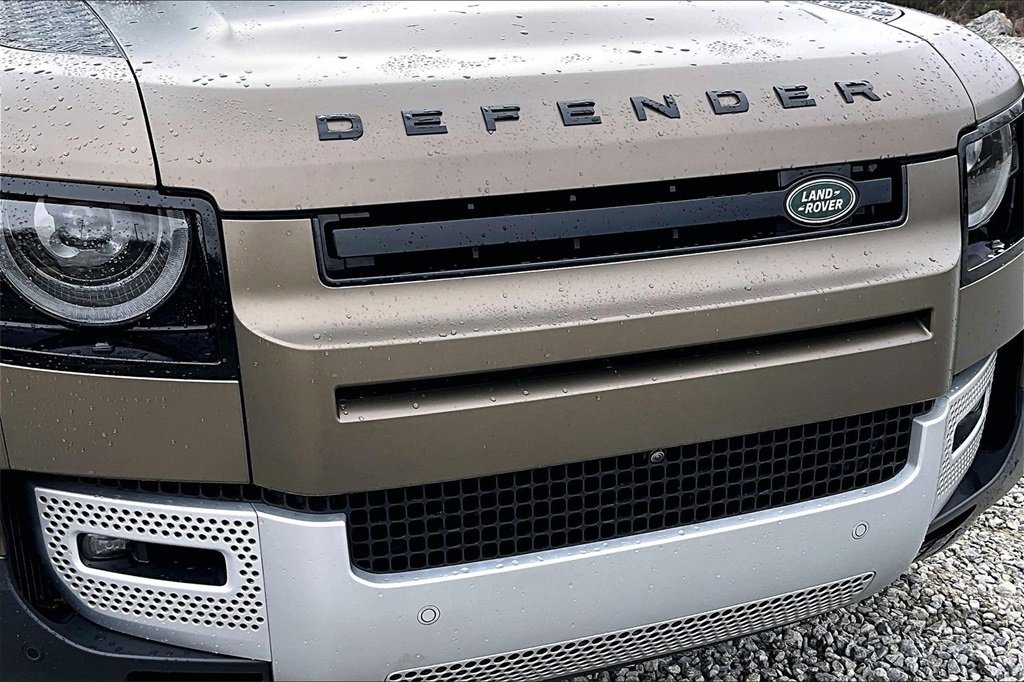 Used 2024 Land Rover Defender 110 SE image 26