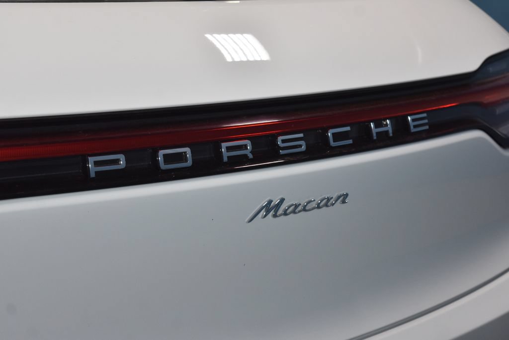 Certified 2025 Porsche Macan AWD/4WD image 32