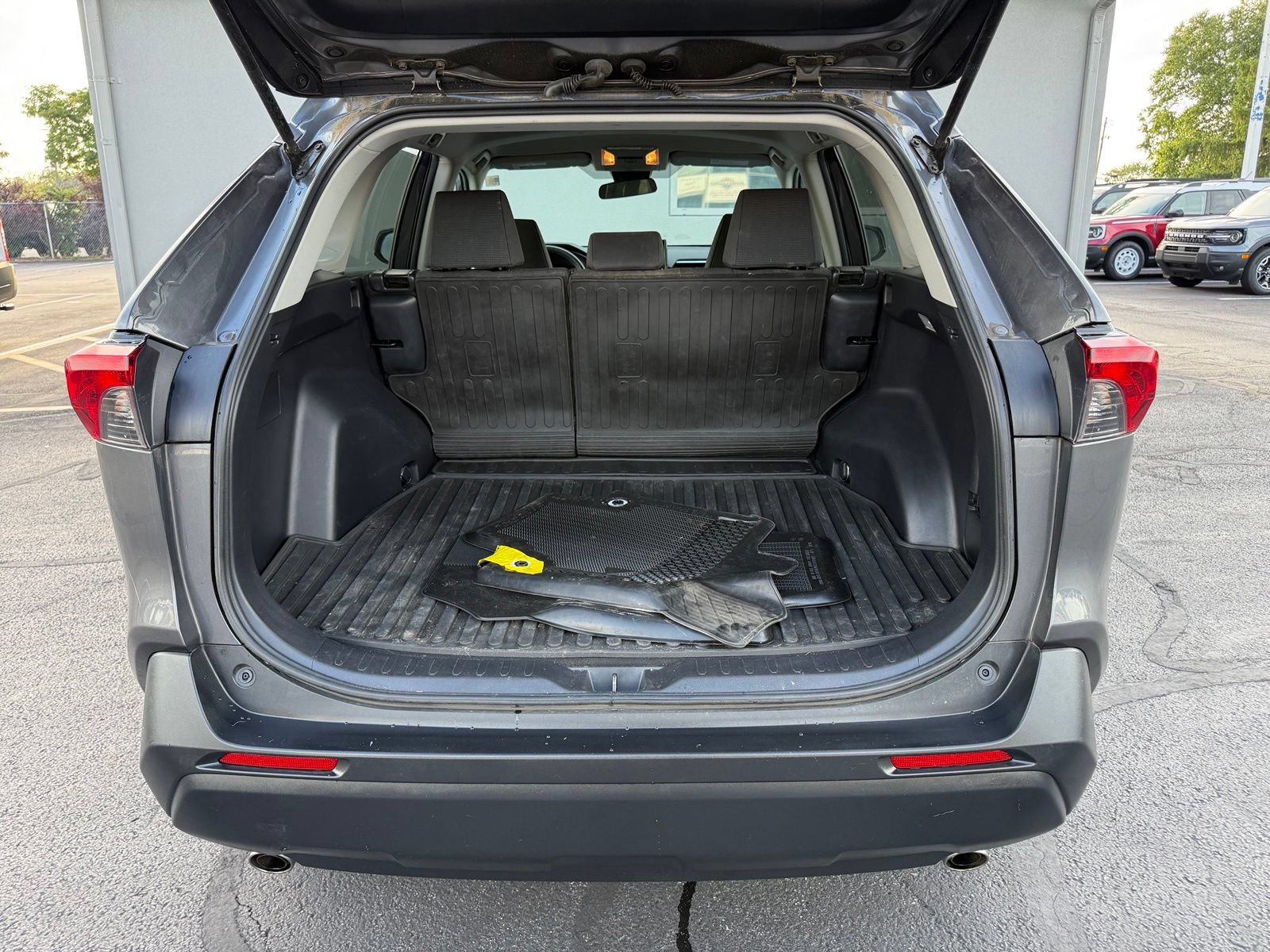 Used 2021 Toyota RAV4 LE AWD/4WD image 34