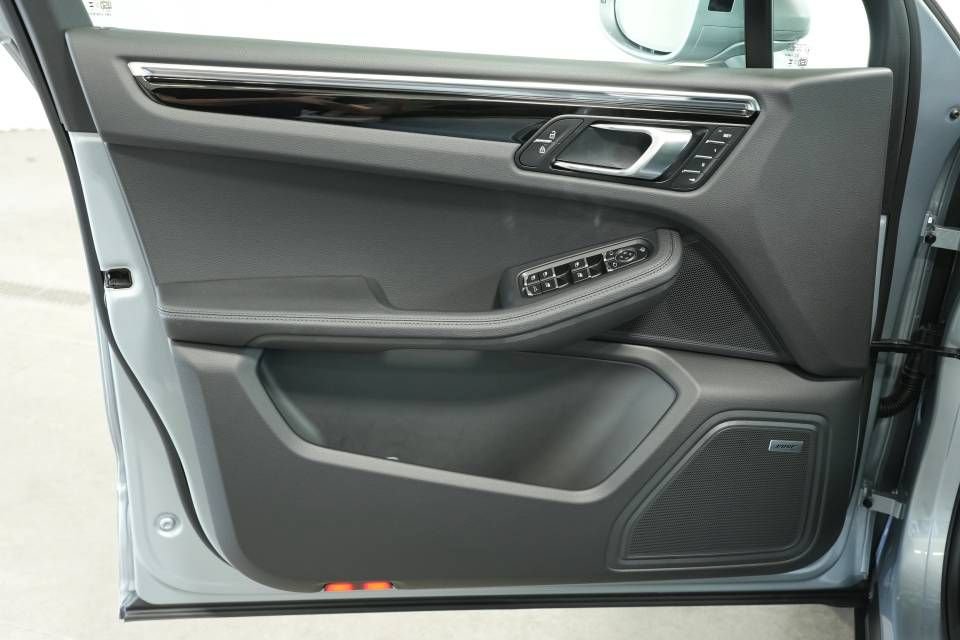 Certified 2025 Porsche Macan AWD/4WD image 25