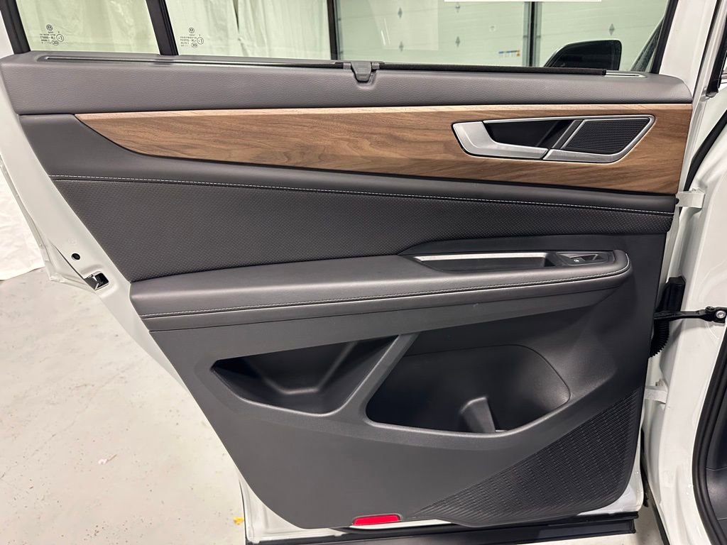 Used 2025 Volkswagen Atlas SE image 40