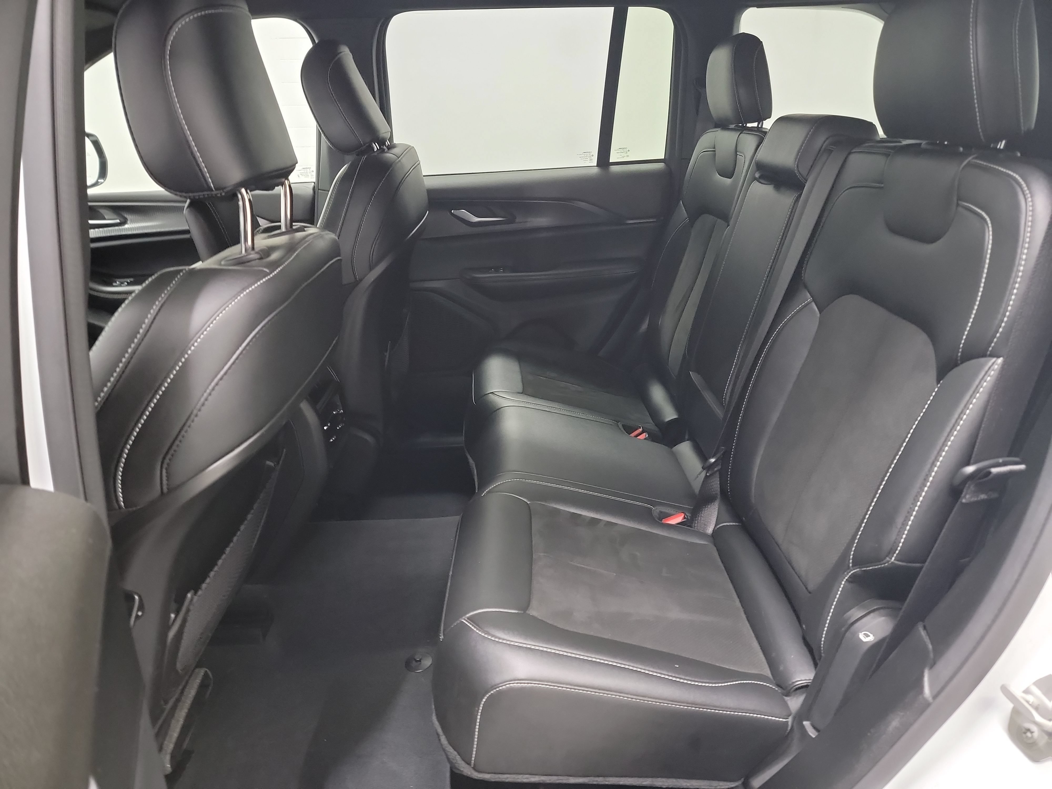 Used 2023 Jeep Grand Cherokee Altitude AWD/4WD image 27
