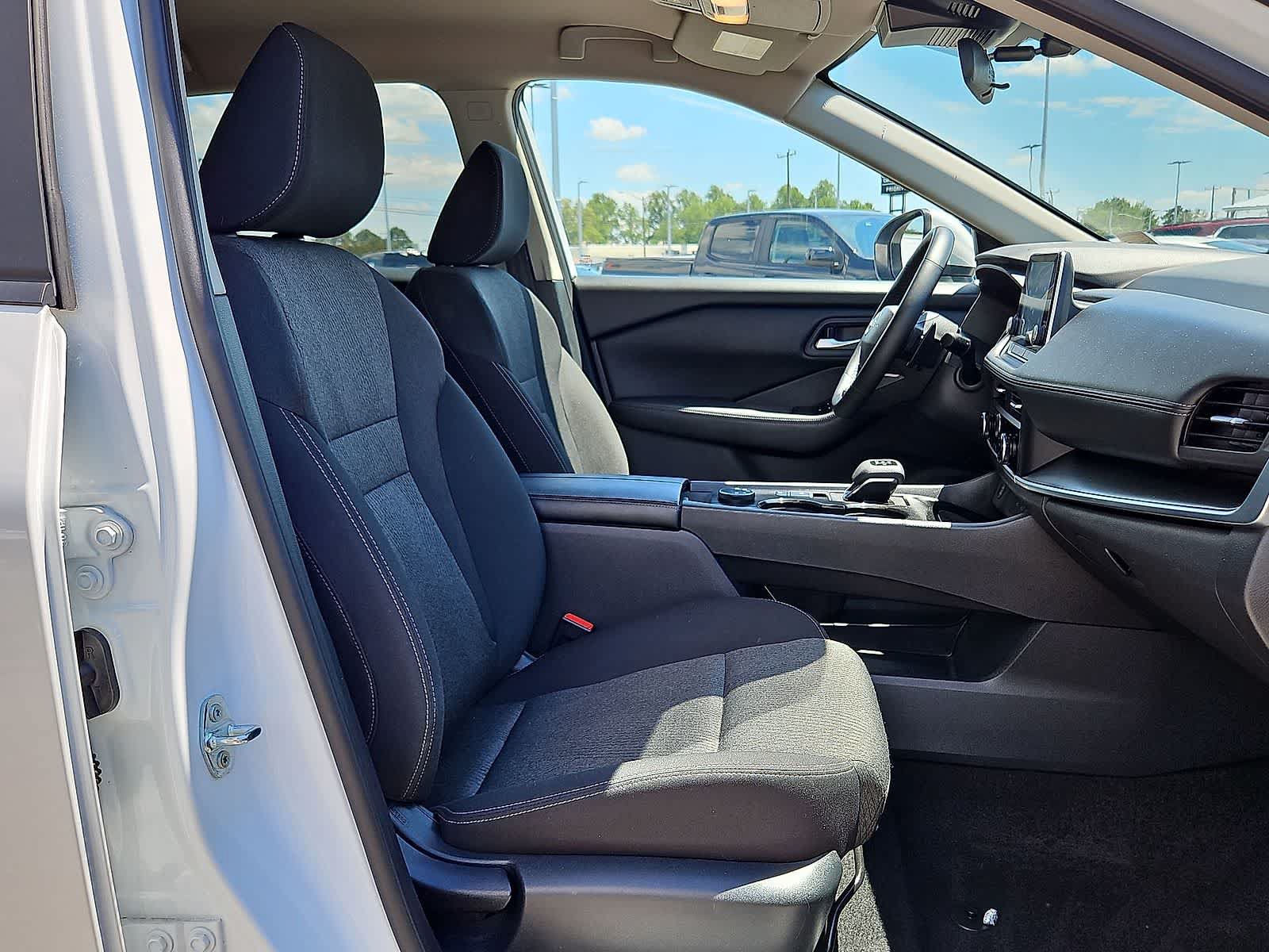 Used 2025 Nissan Rogue SV AWD/4WD image 30
