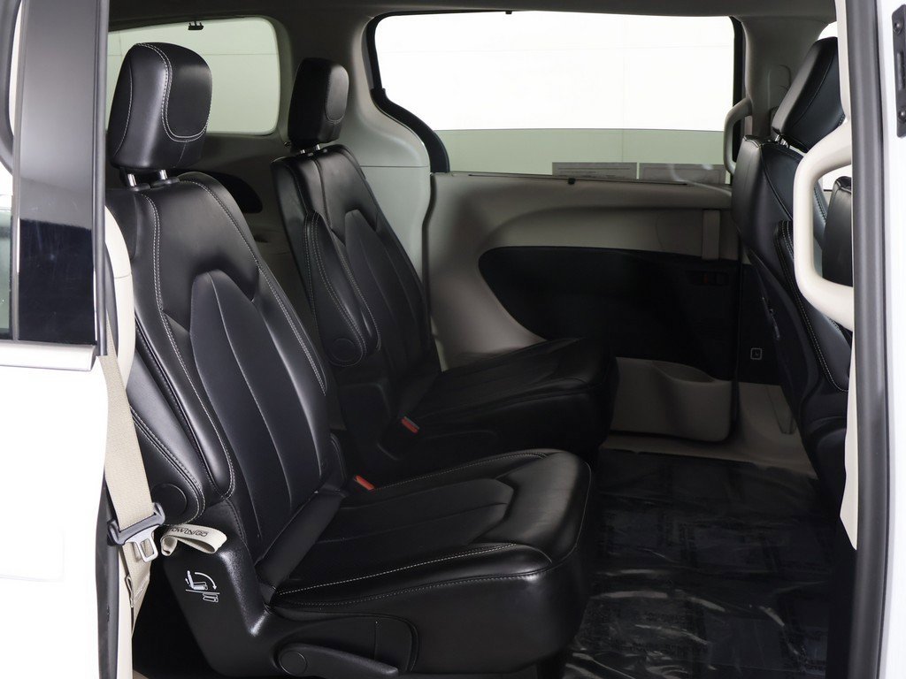 Used 2024 Chrysler Pacifica Touring-L image 28