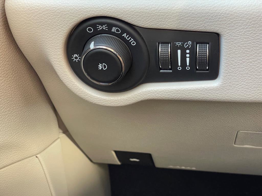 Used 2024 Chrysler Pacifica Touring-L FWD image 18