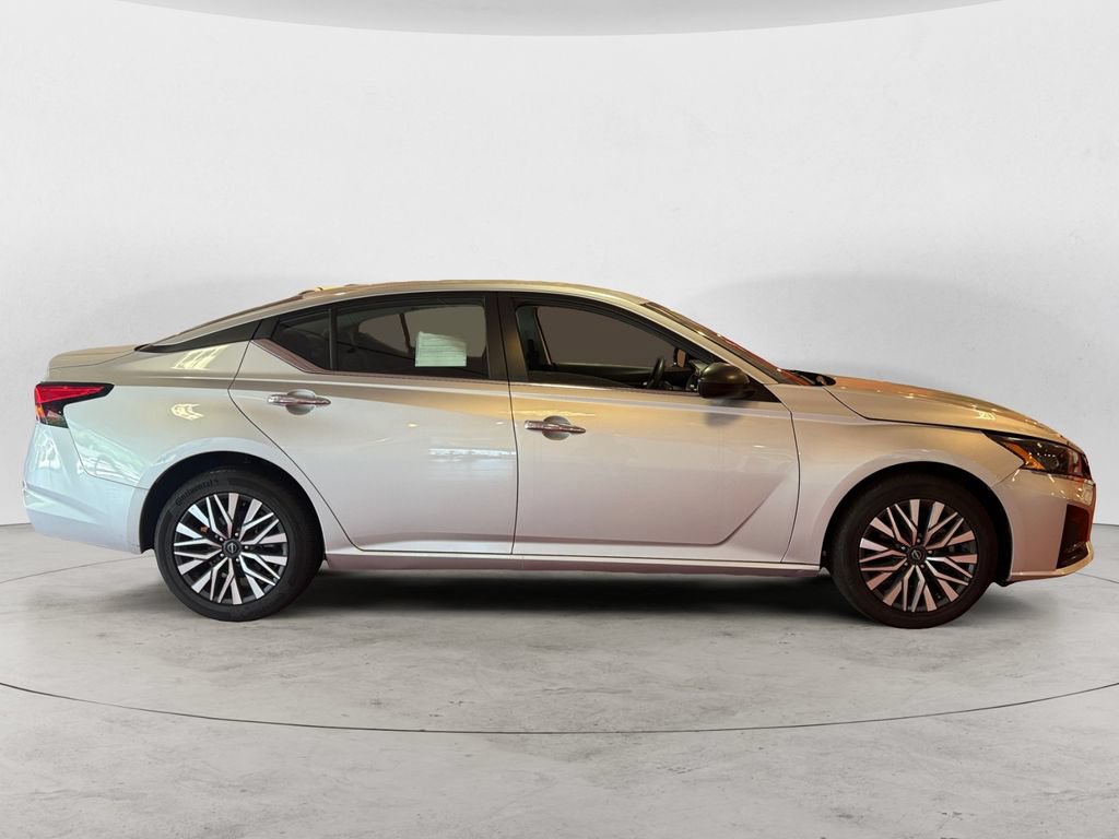 Used 2024 Nissan Altima 2.5 SV AWD/4WD image 2