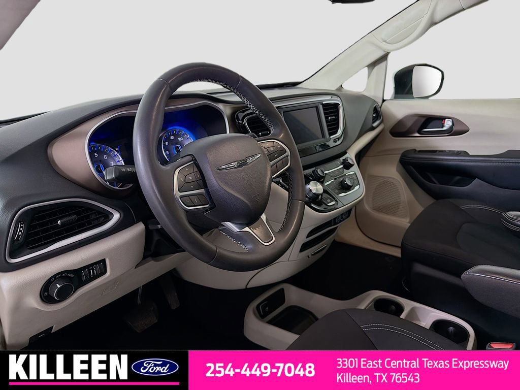 Used 2023 Chrysler Voyager LX image 10