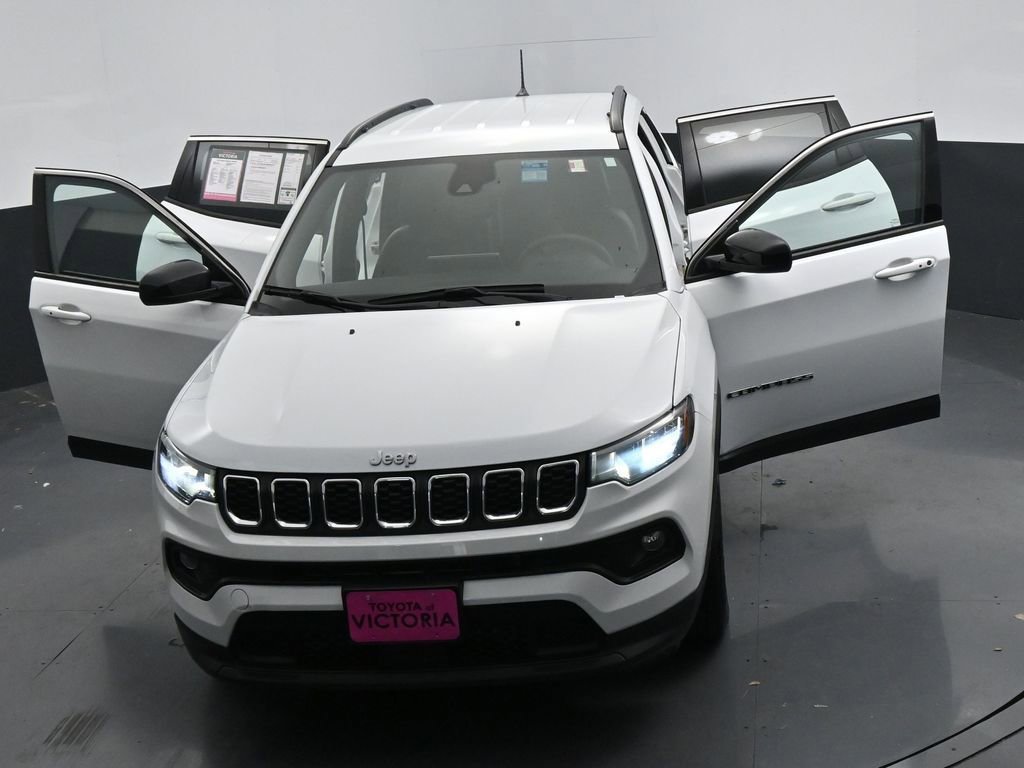 Used 2024 Jeep Compass Latitude image 25